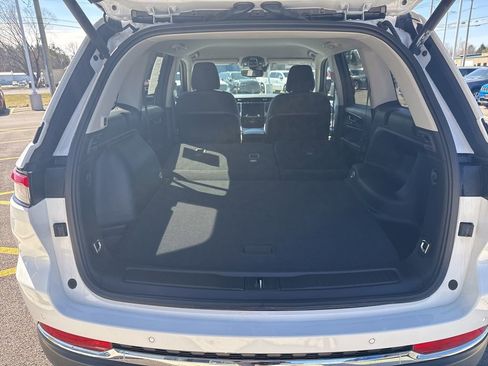 Used 2023 Jeep Grand Cherokee Laredo w/ Luxury Tech Group I AWD/4WD image 17