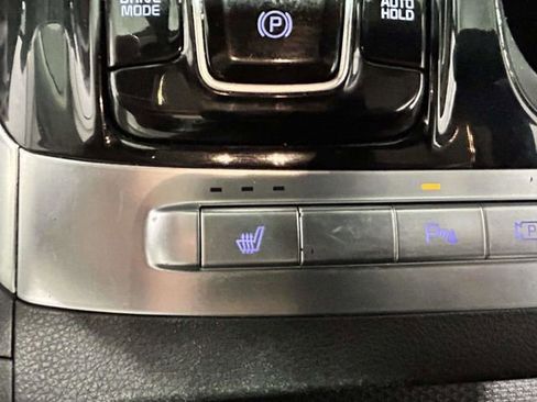 Used 2024 Kia Carnival EX FWD image 18