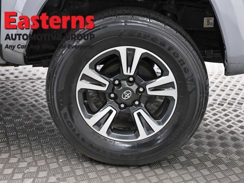 Used 2018 Toyota Tacoma TRD Sport AWD/4WD image 36