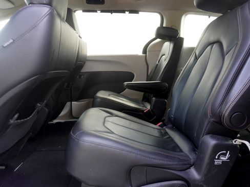 Used 2020 Chrysler Pacifica Touring-L image 13