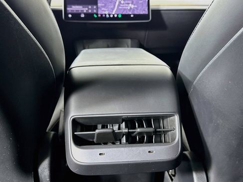 Used 2022 Tesla Model Y Long Range AWD/4WD image 31