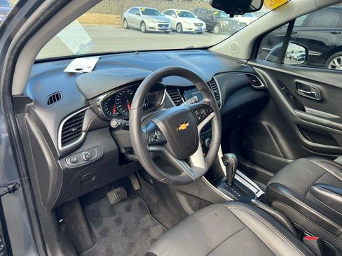 Used 2022 Chevrolet Trax LT w/ LT Convenience Package image 18