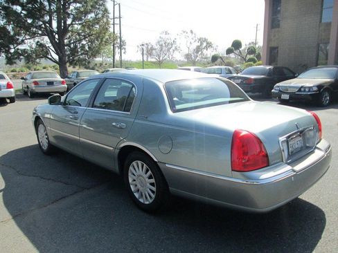Used 2005 Lincoln Town Car Signature Limited image 5