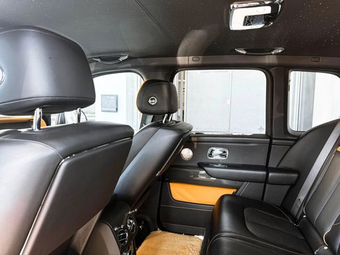 Used 2020 Rolls-Royce Cullinan Black Badge image 28