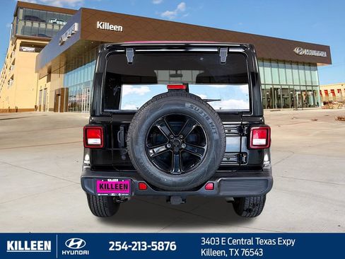Used 2020 Jeep Wrangler Unlimited Sahara AWD/4WD image 7