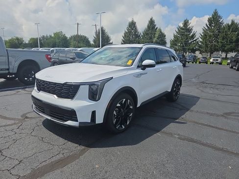Used 2025 Kia Sorento EX FWD image 2