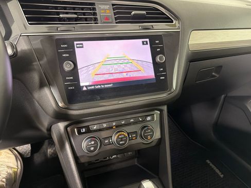 Used 2018 Volkswagen Tiguan SEL AWD/4WD image 17