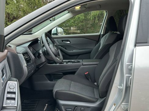 Used 2022 Nissan Rogue SV image 11