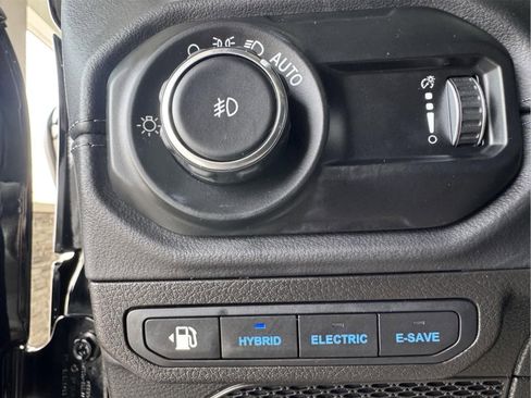 Used 2025 Jeep Wrangler Unlimited Sahara AWD/4WD image 11