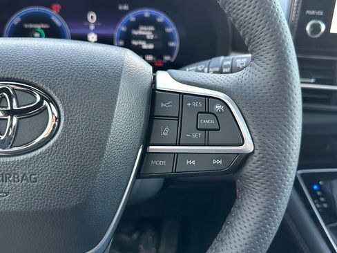 Used 2025 Toyota Sienna Platinum image 28