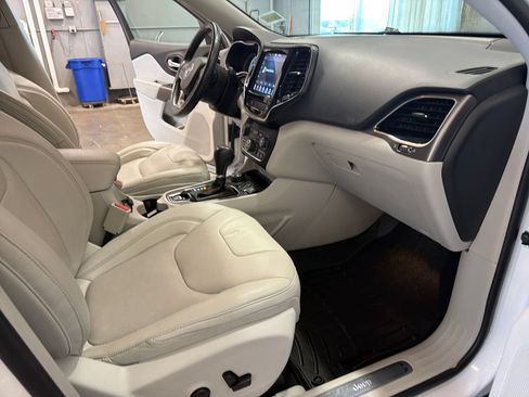 Used 2019 Jeep Cherokee Limited AWD/4WD image 18