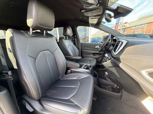 New 2026 Chrysler Pacifica Select image 37