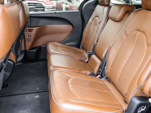 Used 2017 Chrysler Pacifica Limited FWD image 18