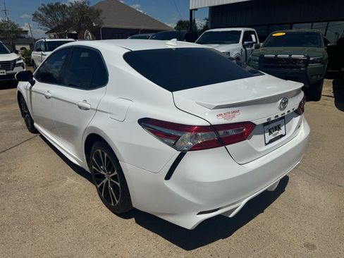 Used 2020 Toyota Camry SE FWD image 3