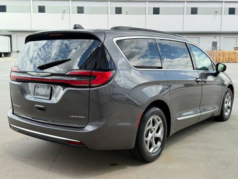 Used 2023 Chrysler Pacifica Limited FWD image 7