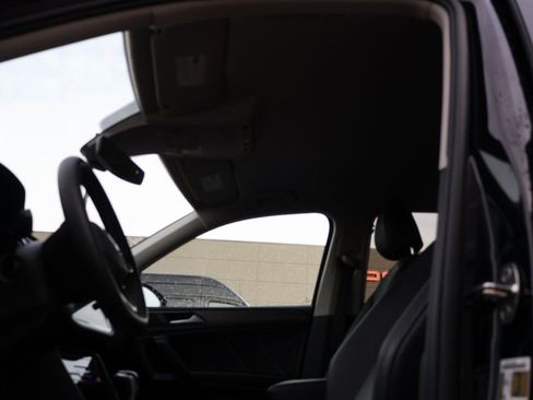 Used 2022 Volkswagen Tiguan SE image 38