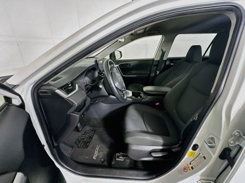 Used 2019 Toyota RAV4 LE FWD image 13