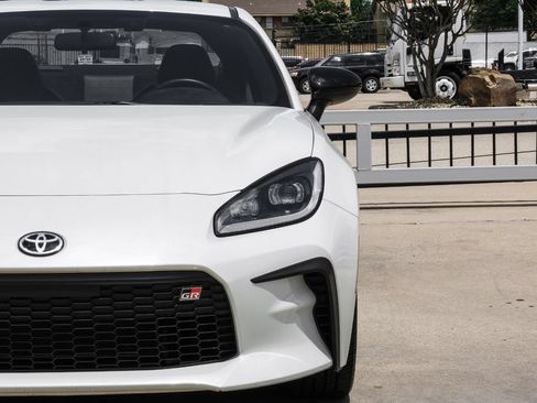 Used 2025 Toyota GR86 Premium RWD image 40