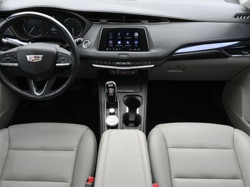 Used 2023 Cadillac XT4 Luxury w/ Cold Weather Package FWD image 15