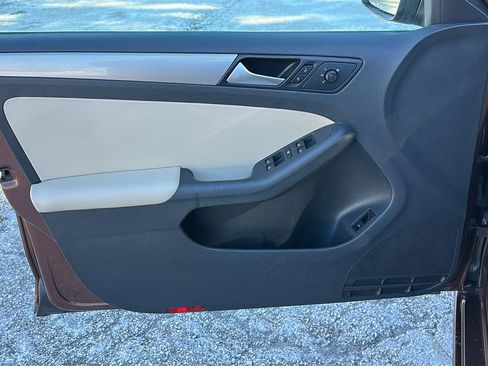 Used 2017 Volkswagen Jetta SE image 14