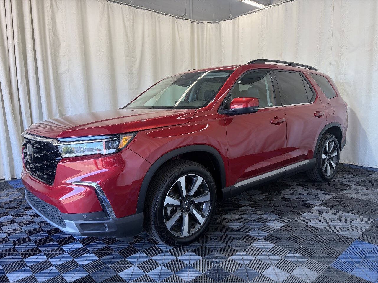 Used 2025 Honda Pilot Touring image 2