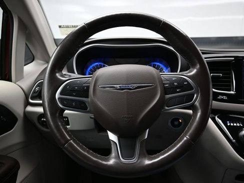 Used 2020 Chrysler Pacifica Touring-L w/ Tire & Wheel Group image 27