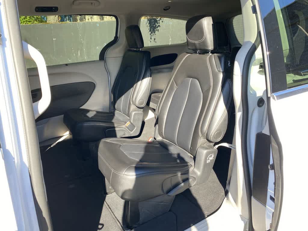 Used 2024 Chrysler Pacifica Touring-L FWD image 15