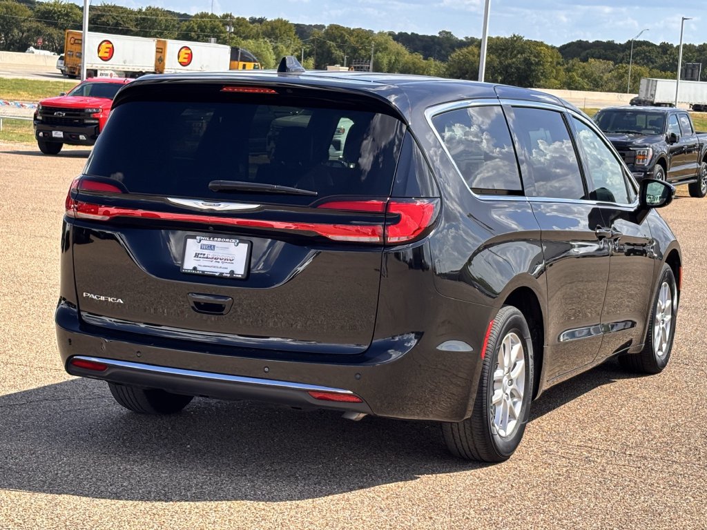 Used 2025 Chrysler Pacifica Select FWD image 6