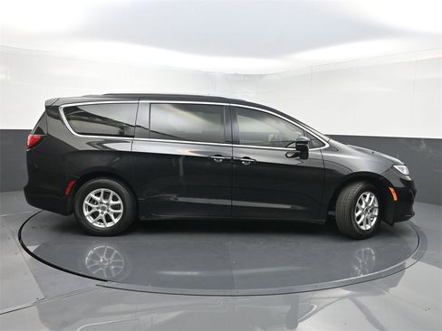 Used 2021 Chrysler Pacifica Touring-L image 45