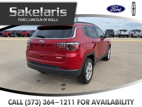 Used 2025 Jeep Compass Latitude AWD/4WD image 5