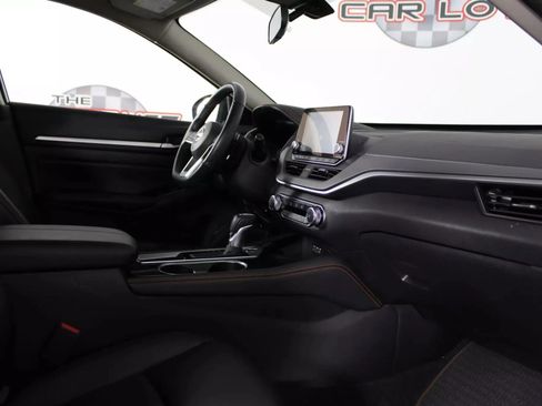 Used 2024 Nissan Altima 2.5 SR FWD image 12