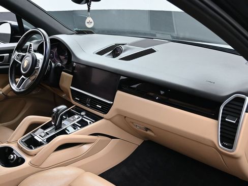 Used 2023 Porsche Cayenne Platinum Edition image 39