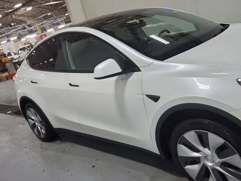 Used 2022 Tesla Model Y Long Range AWD/4WD image 3