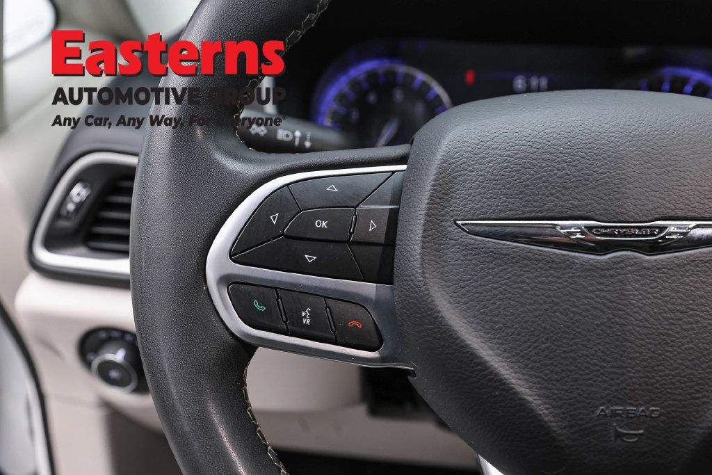 Used 2023 Chrysler Pacifica Touring-L FWD image 17