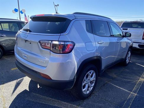 Used 2024 Jeep Compass Latitude image 5