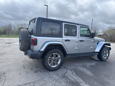 Used 2018 Jeep Wrangler Unlimited Sahara AWD/4WD image 17