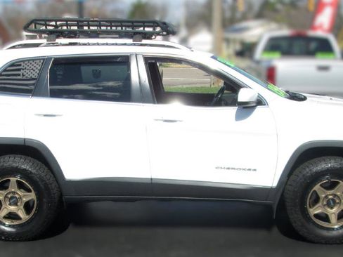 Used 2019 Jeep Cherokee Latitude Plus w/ Comfort/Convenience Group image 4