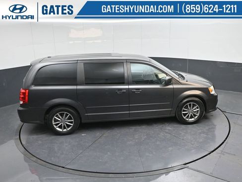 Used 2016 Dodge Grand Caravan SE image 36