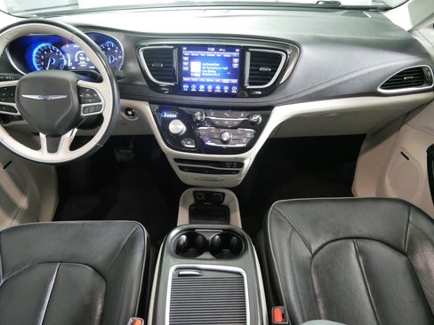 Used 2018 Chrysler Pacifica Limited FWD image 10