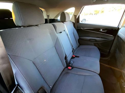 Used 2019 Kia Sorento LX w/ LX Convenience Package image 18