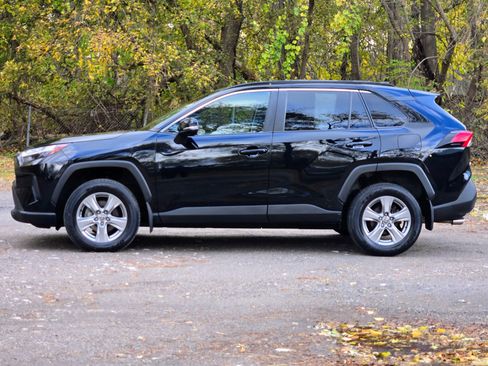 Used 2022 Toyota RAV4 XLE image 2
