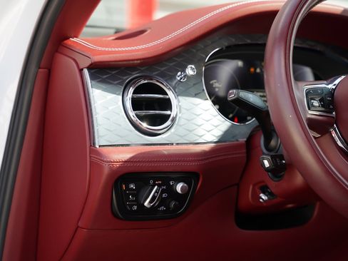 Used 2021 Bentley Bentayga V8 w/ First Edition Specification image 14