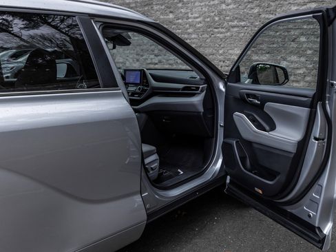 Used 2023 Toyota Highlander XLE image 15