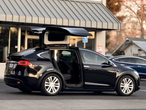 Used 2016 Tesla Model X 75D image 8