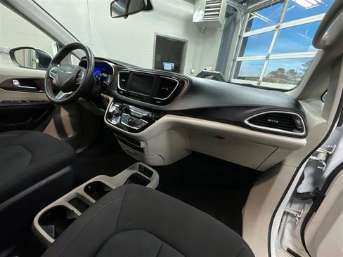 Used 2022 Chrysler Voyager LX image 24