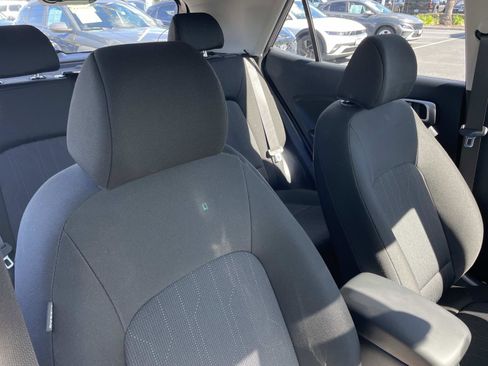 Certified 2025 Hyundai Venue SE image 29