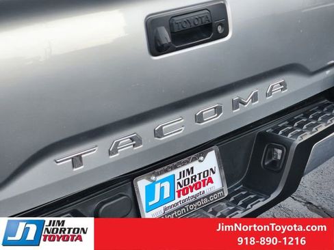 Used 2022 Toyota Tacoma SR5 RWD image 12