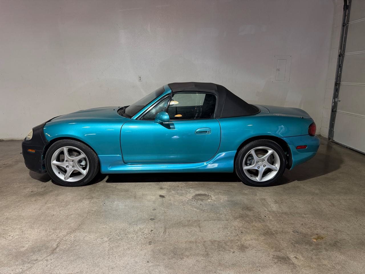 Used 2003 MAZDA MX-5 Miata RWD image 2