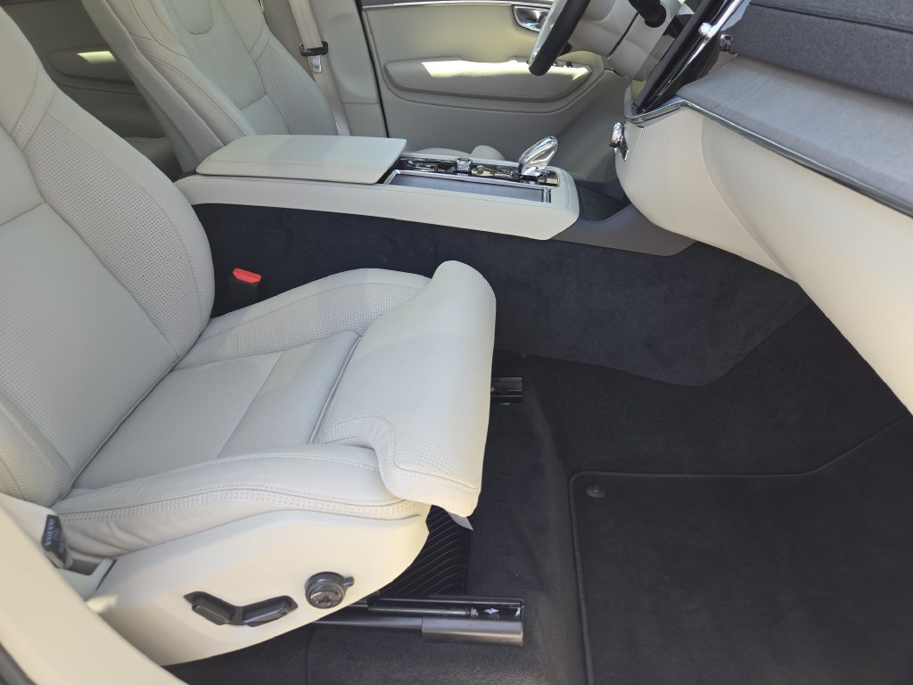 Used 2026 Volvo XC90 B6 Ultra w/ Protection Package AWD/4WD image 14