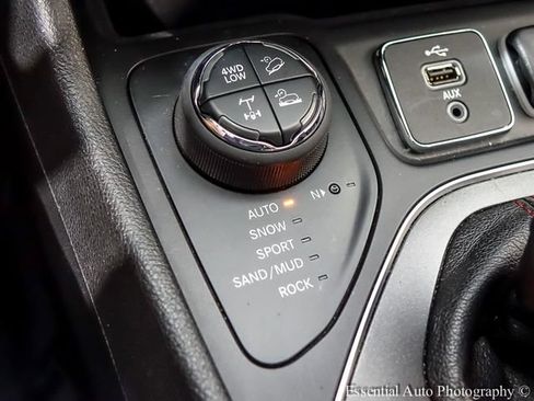 Used 2019 Jeep Cherokee Trailhawk AWD/4WD image 17